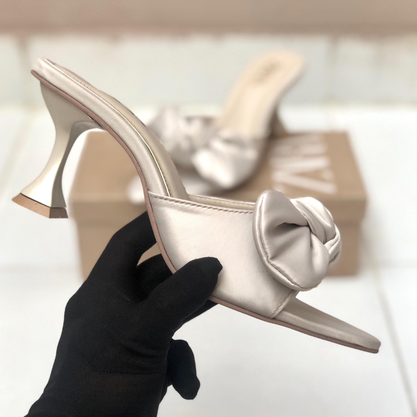 Zara Bow Heels – Elegant Women’s Footwear (silver/white)