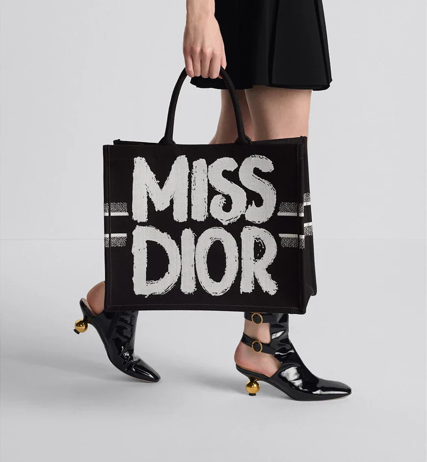 AW24/25◆Miss Dior Graffiti エンブロイダリー Book Tote large AW24/25◇Miss Dior Graffiti エンブロイダリー Book Tote large