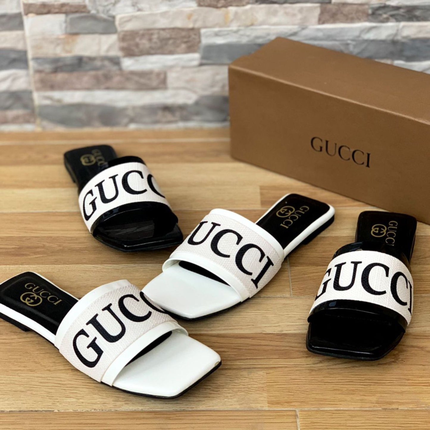 GUCCI — Designer Women's Flat Slippers (With Brand Box) (White)