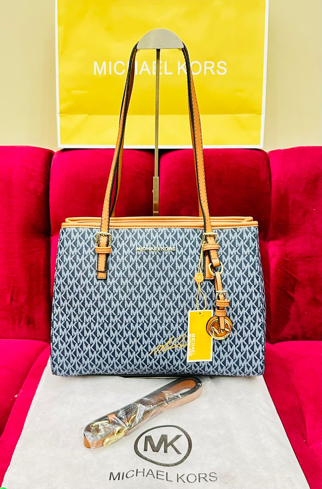 MK High quality New stock available With brand dust bag Only good (Brown / Blue)