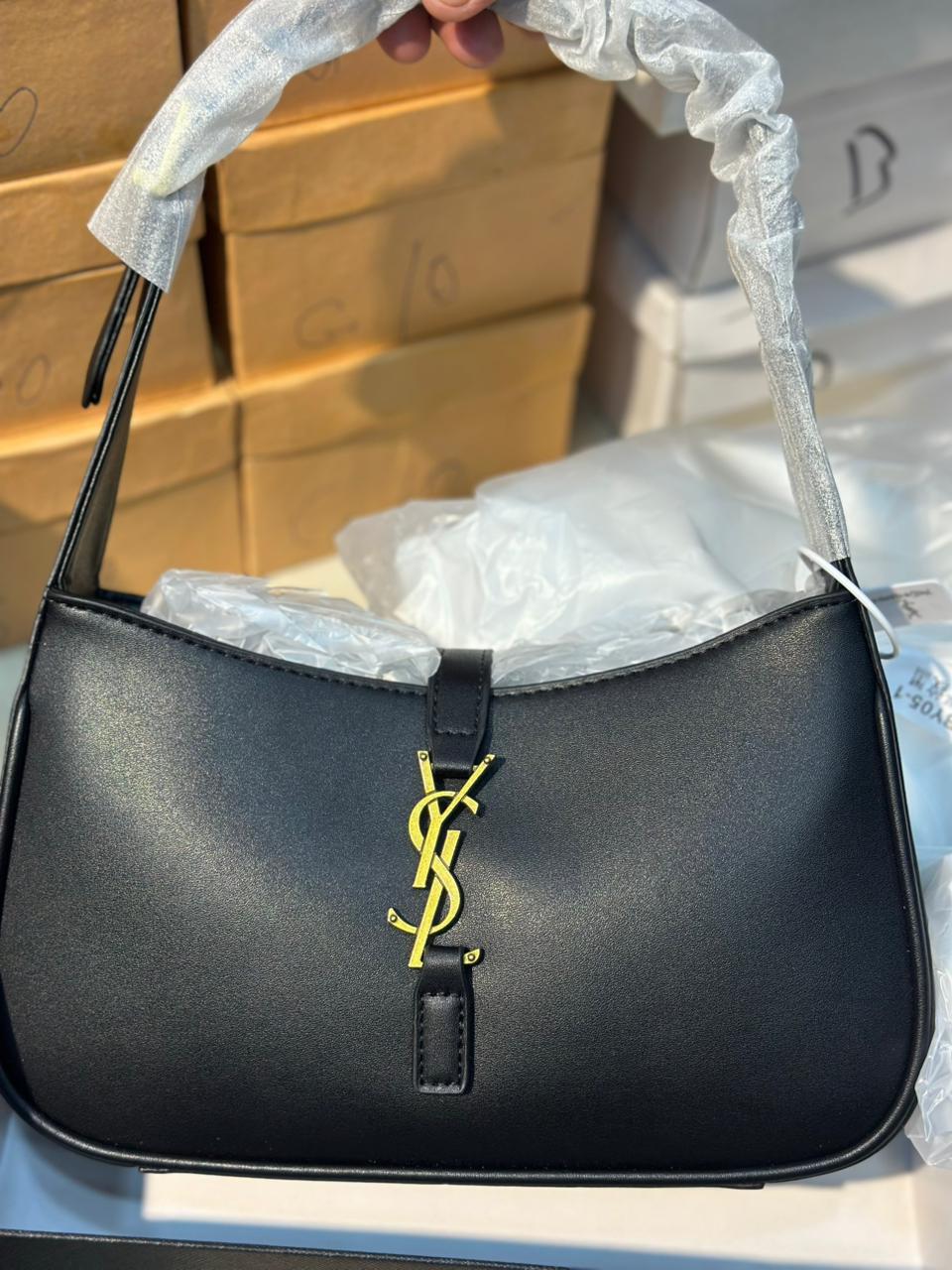 SAINT LAURENT – Le 5 à 7 Hobo Shoulder Bag (Black Matt)