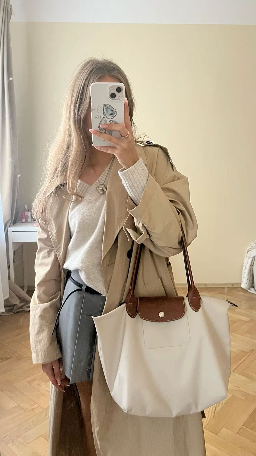 Longchamp Medium Le Pliage Tote – Effortless Parisian Style (White/Brown)