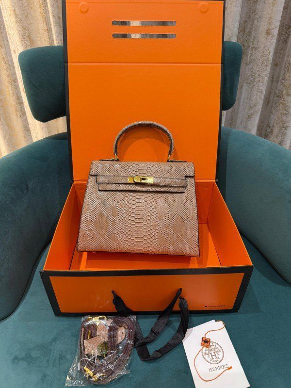 HERMÈS KELLY 28CM – Women Bag | Crocodile Leather with Palladium Hardware (Coffee Beige)