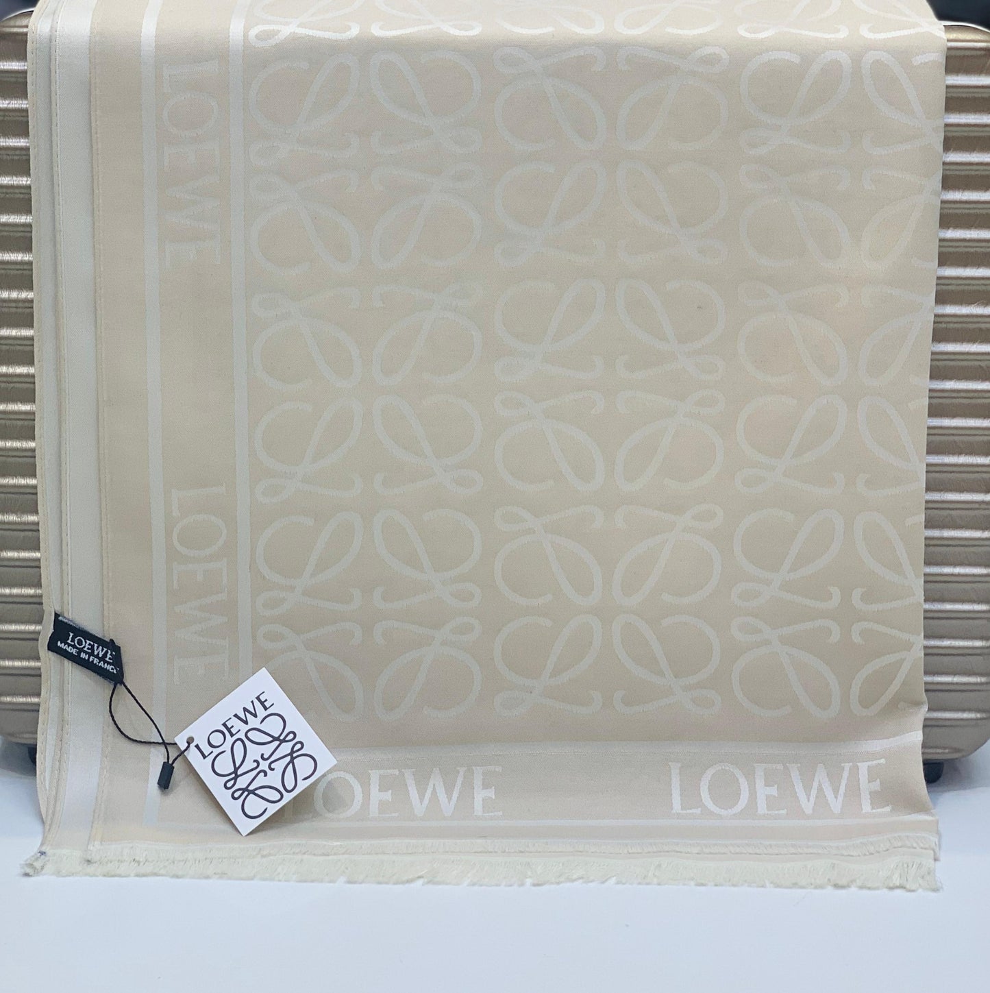 L-O-E-W-E New Design Scarf – Official Model | Cream/White