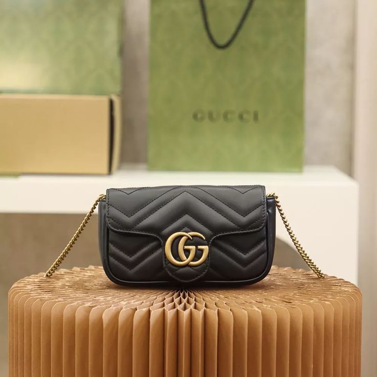 Gucci Mini Marmont Womens Bag with Brand Accessories (Black)