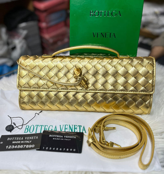 Bottega Veneta Andiamo Bag 31cm Clutch - Luxurious Elegance
(Gold)