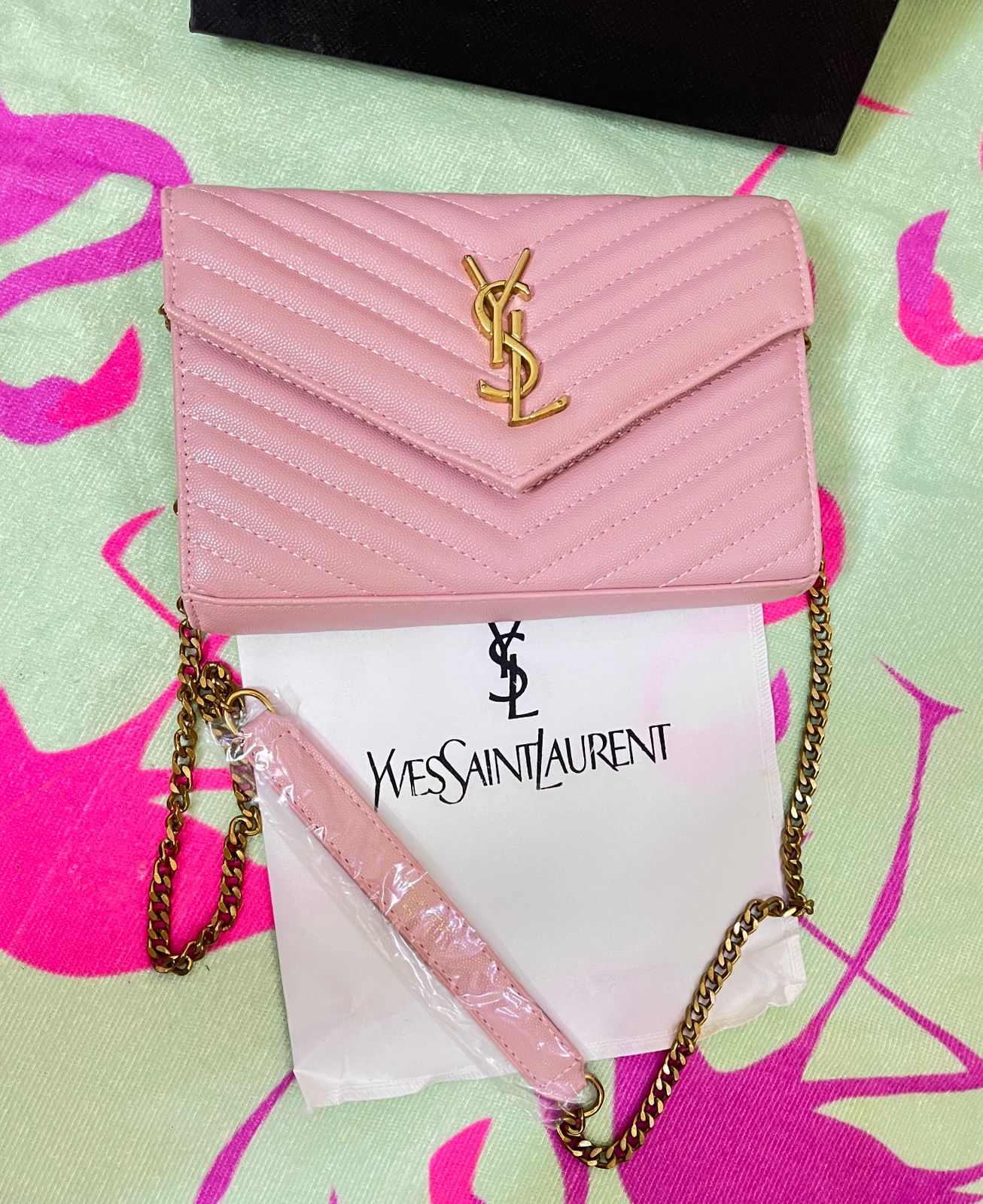 Saint Laurent Logo-Plaque Crossbody Bag - Elegant Chevron Quilting (Pink)