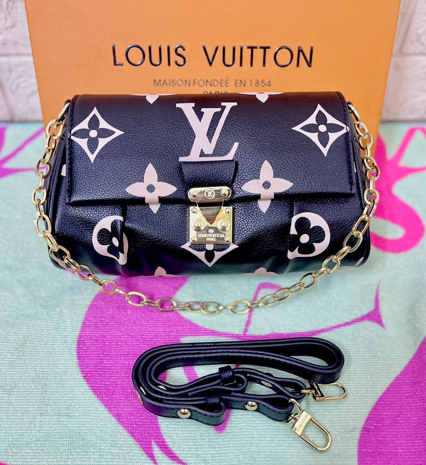 Louis Vuitton Favorite Women Bag – Timeless Elegance with Functional Design (Black)