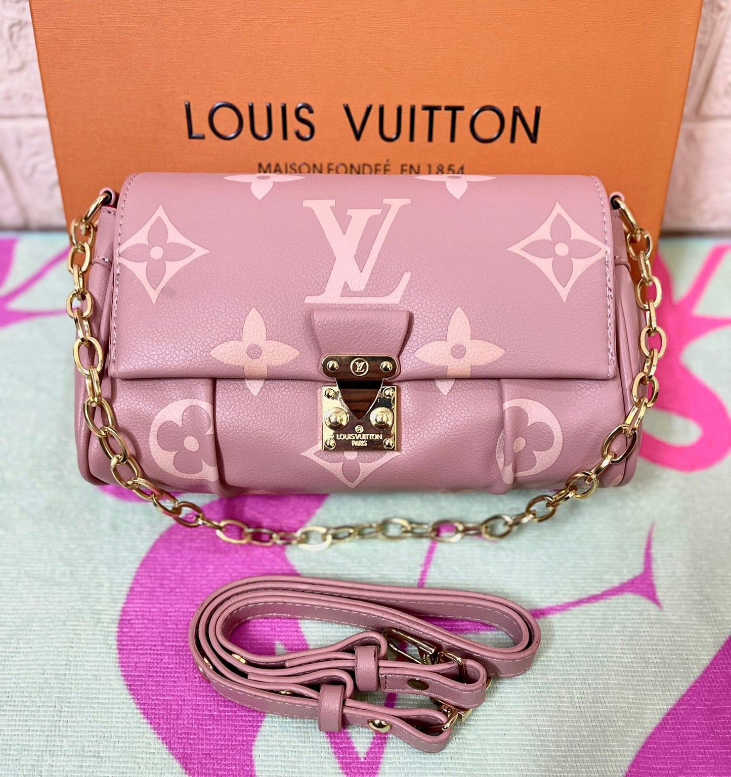 Louis Vuitton Favorite Women Bag – Timeless Elegance with Functional Design (Pink)