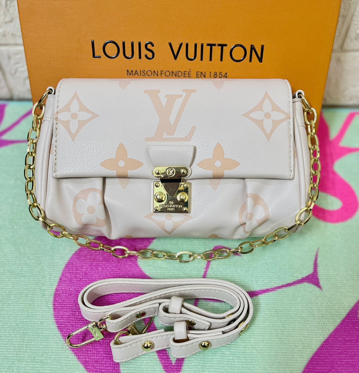 Louis Vuitton Favorite Women Bag – Timeless Elegance with Functional Design (White)