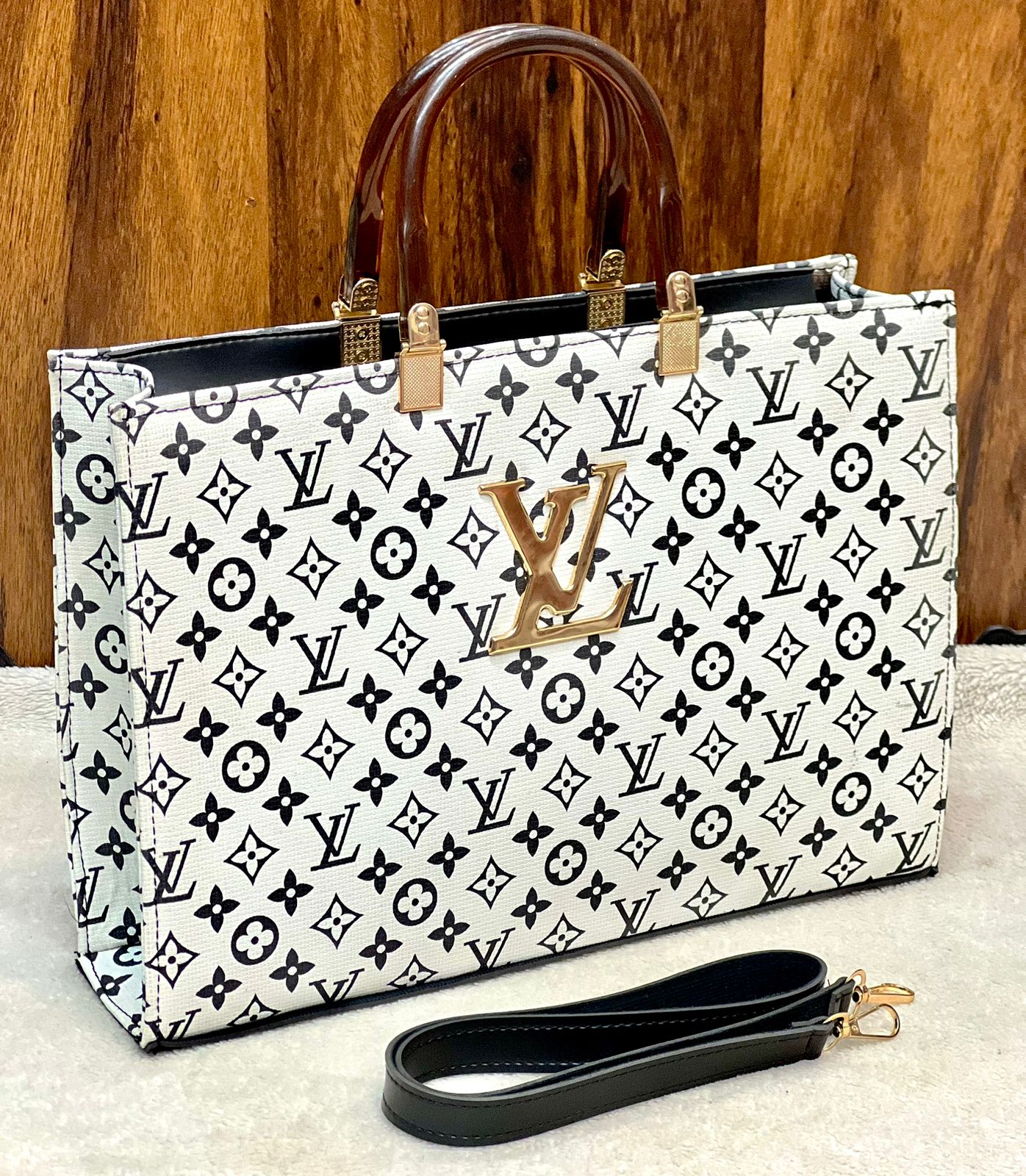 New Arrival! LOUIS VUITTON Women’s Bag – A Masterpiece of Elegance ( White / Black)