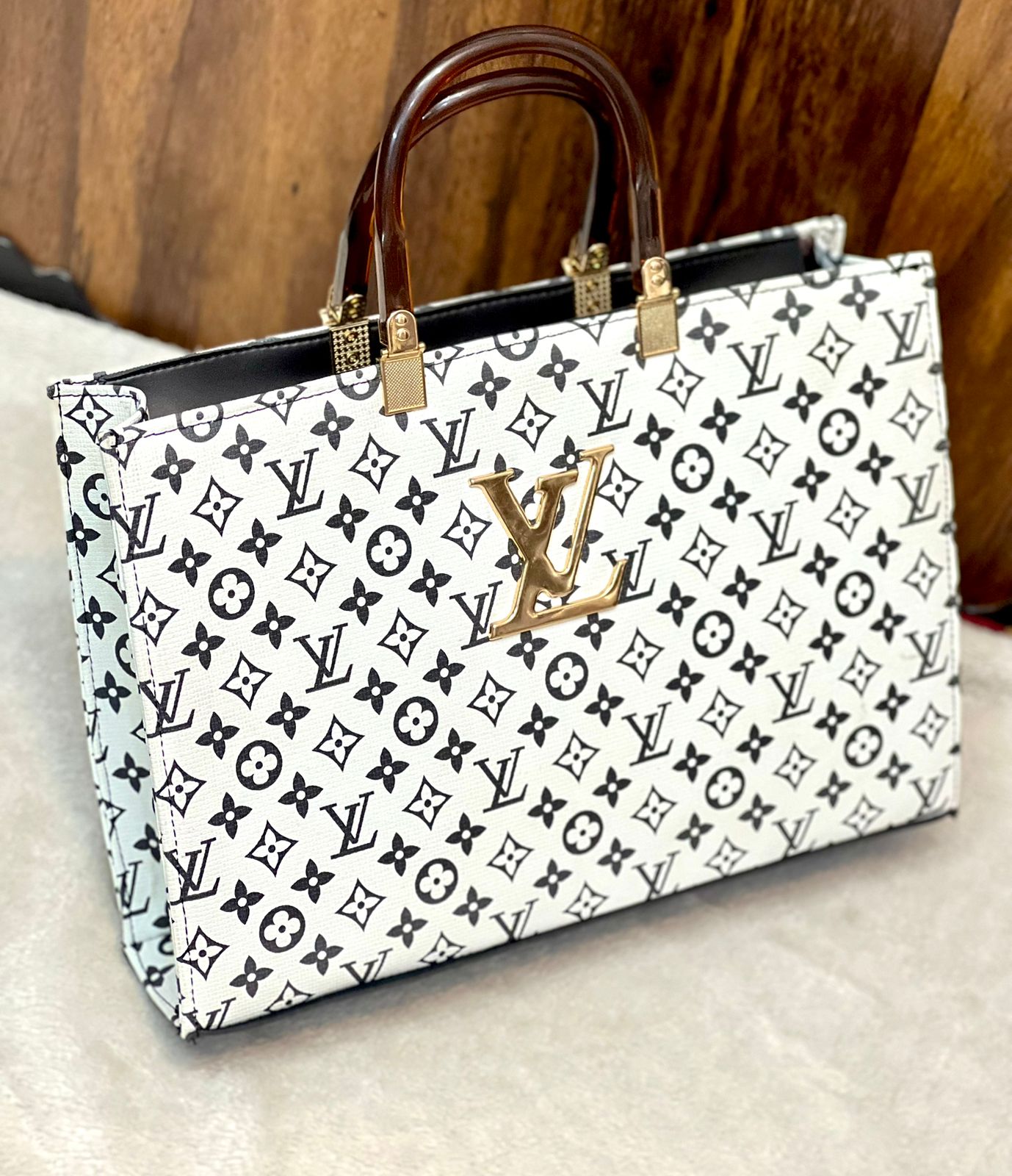 New Arrival! LOUIS VUITTON Women’s Bag – A Masterpiece of Elegance ( White / Black)