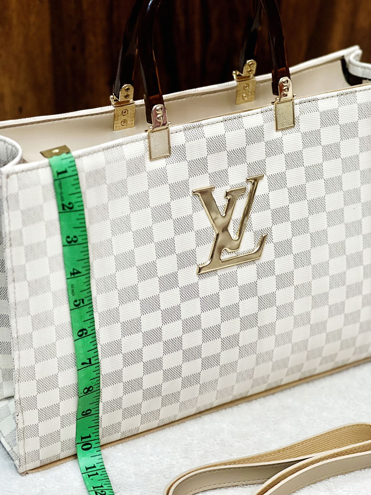 New Arrival! LOUIS VUITTON Women’s Bag – A Masterpiece of Elegance ( White / Black)