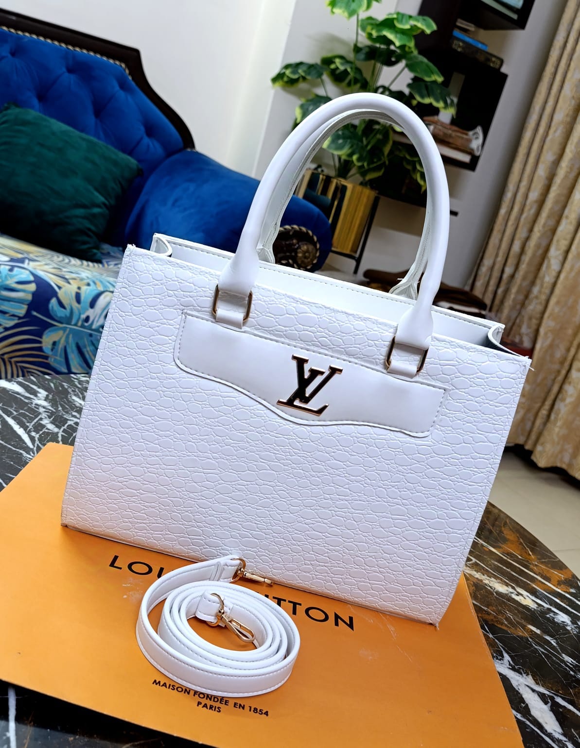 New Arrival - High-Quality LV Bag in Crocodile Shine Material (white)