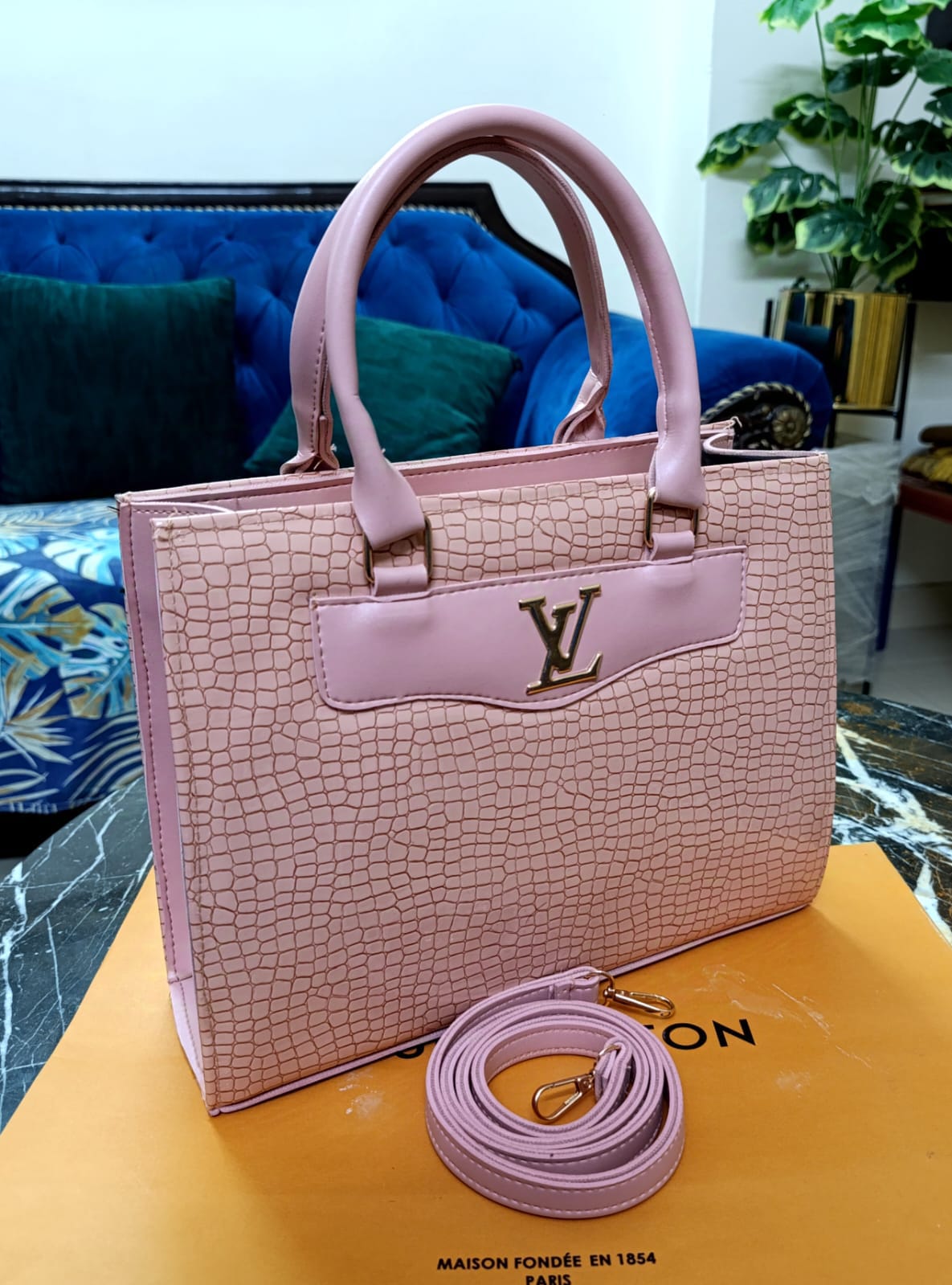 New Arrival - High-Quality LV Bag in Crocodile Shine Material (pink)