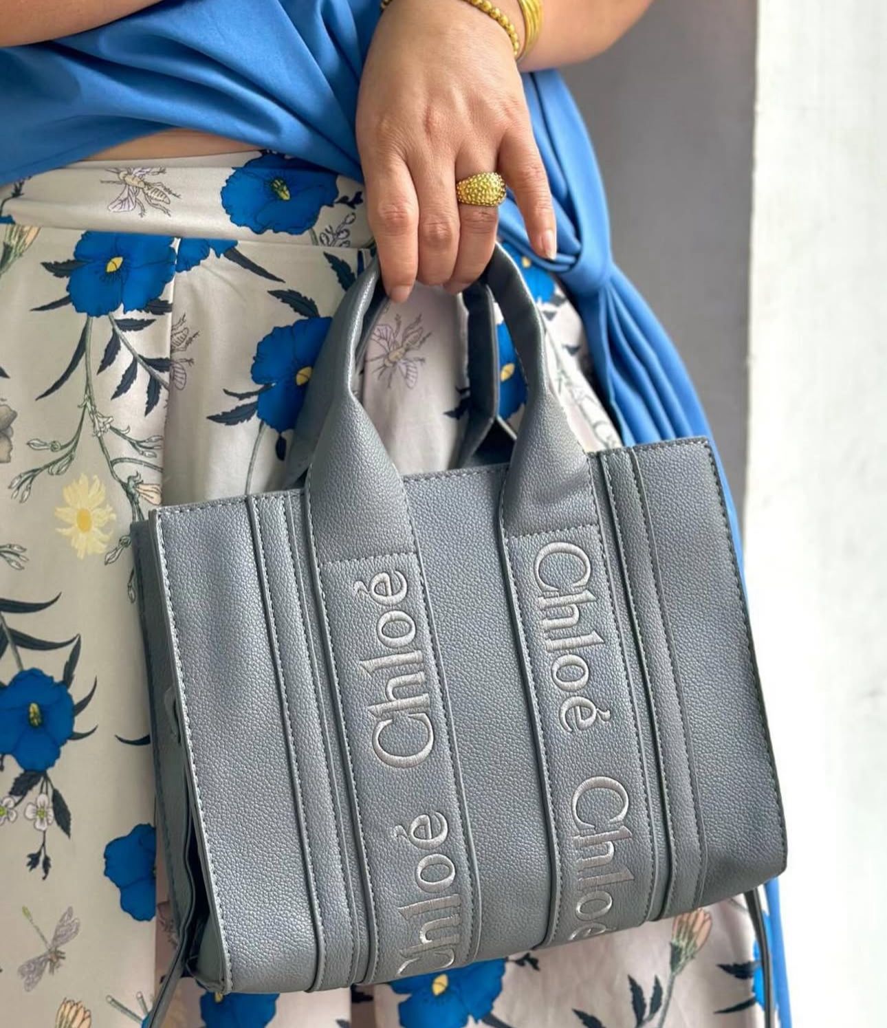 CHLOÉ Woody Medium Tote Bag – Timeless Elegance & Functionality (Grey)