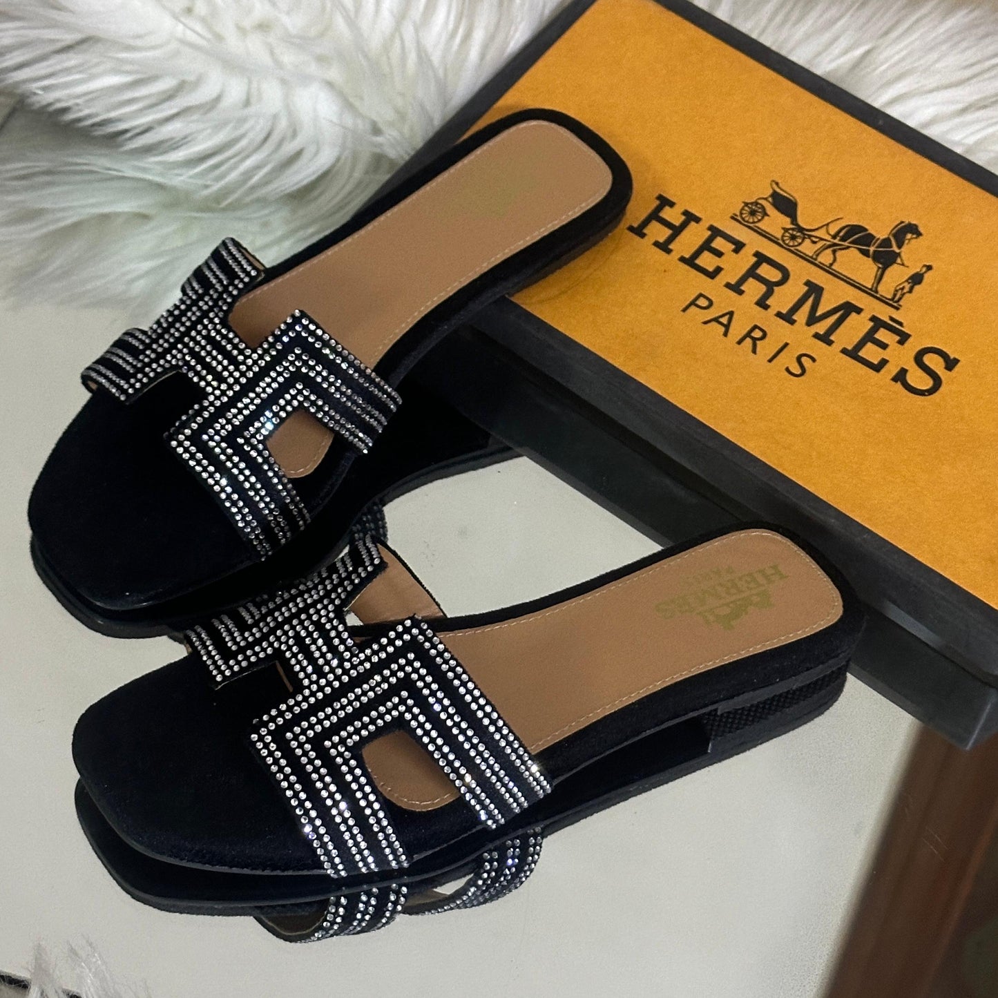 Hermès Iconic Luxury Slippers – Elegant & Timeless (Black)