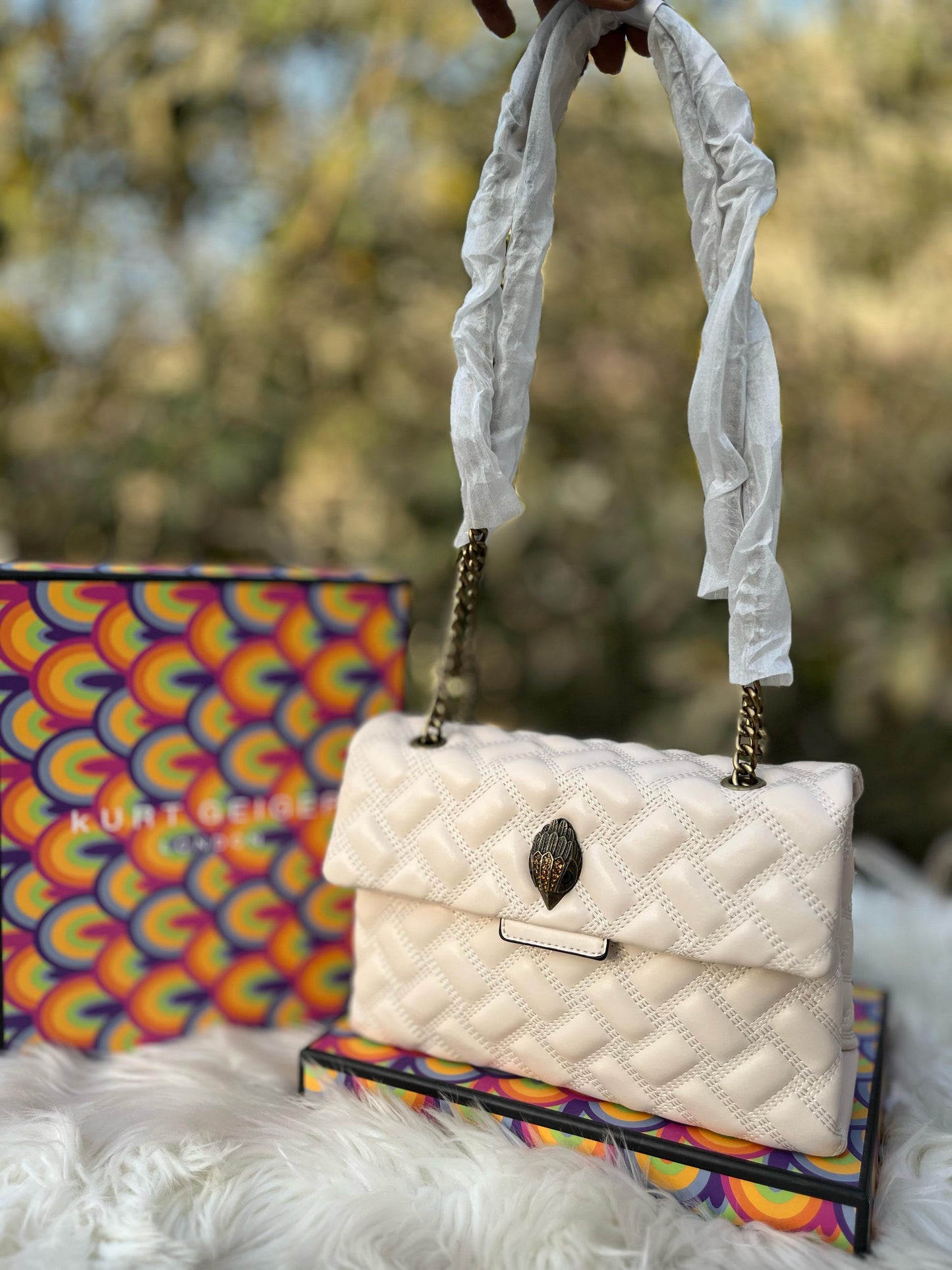 Kurt Geiger Cross Shoulder Bag – Stylish & Iconic (White)