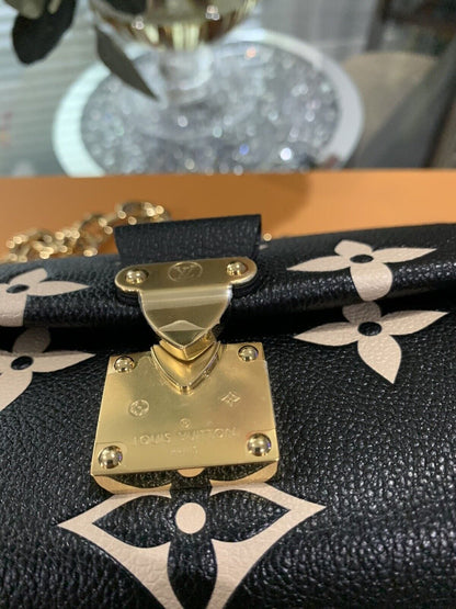 Louis Vuitton Women’s Bag – Elegant & Timeless Design (Black)