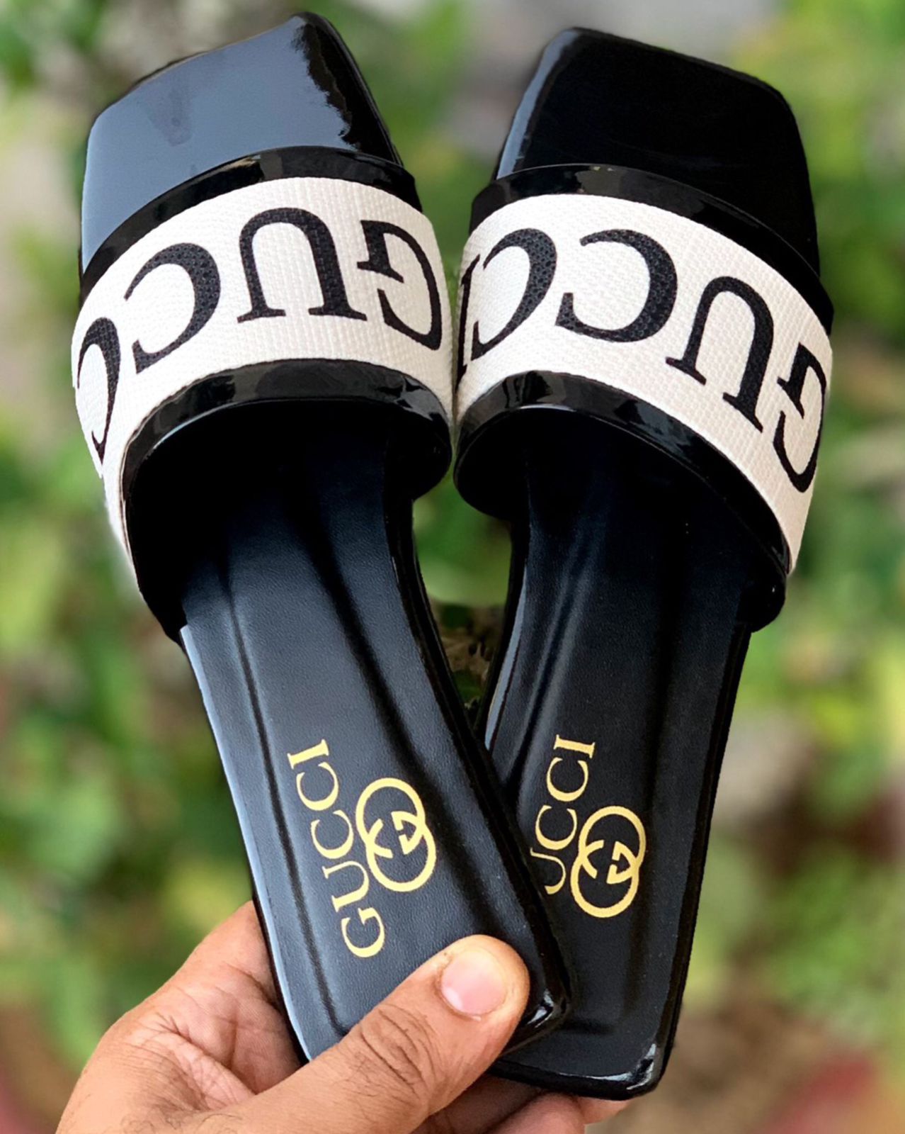 GUCCI — Designer Women's Flat Slippers (With Brand Box) (Black)