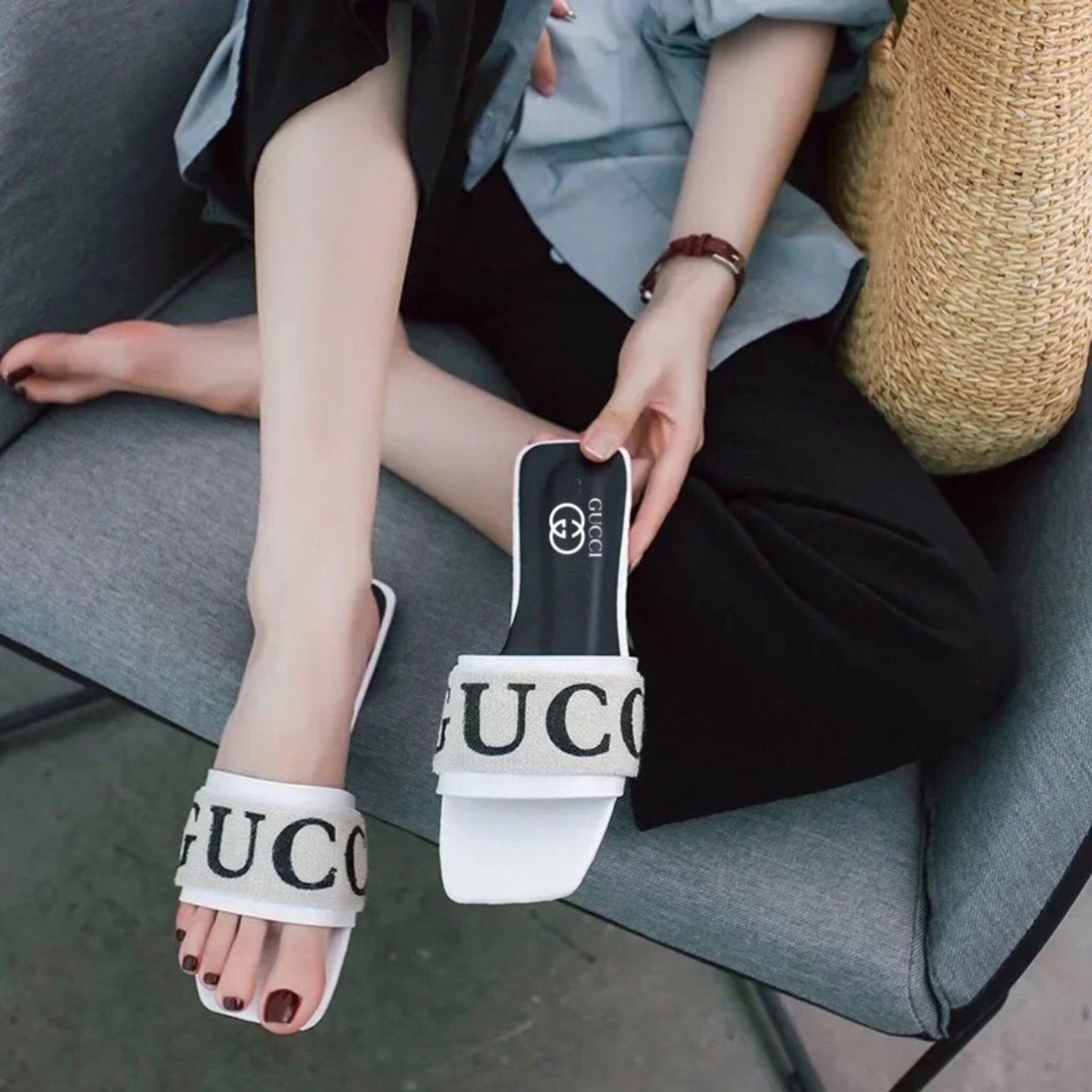 GUCCI — Designer Women's Flat Slippers (With Brand Box) (Black)