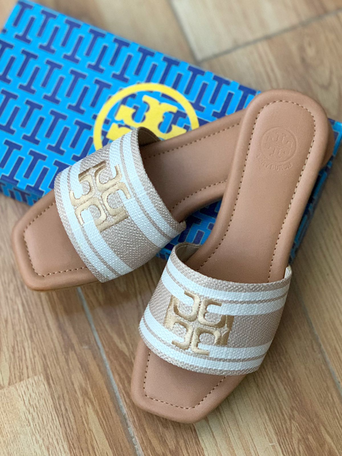 TORY BURCH — Embroidery Flat Slippers (Official Model) (Beige)