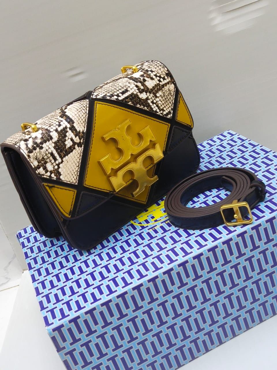 Tory Burch — Women's Spacious Handbag (Master Quality | Logo Detail | Brand Packaging) (Golen Black)