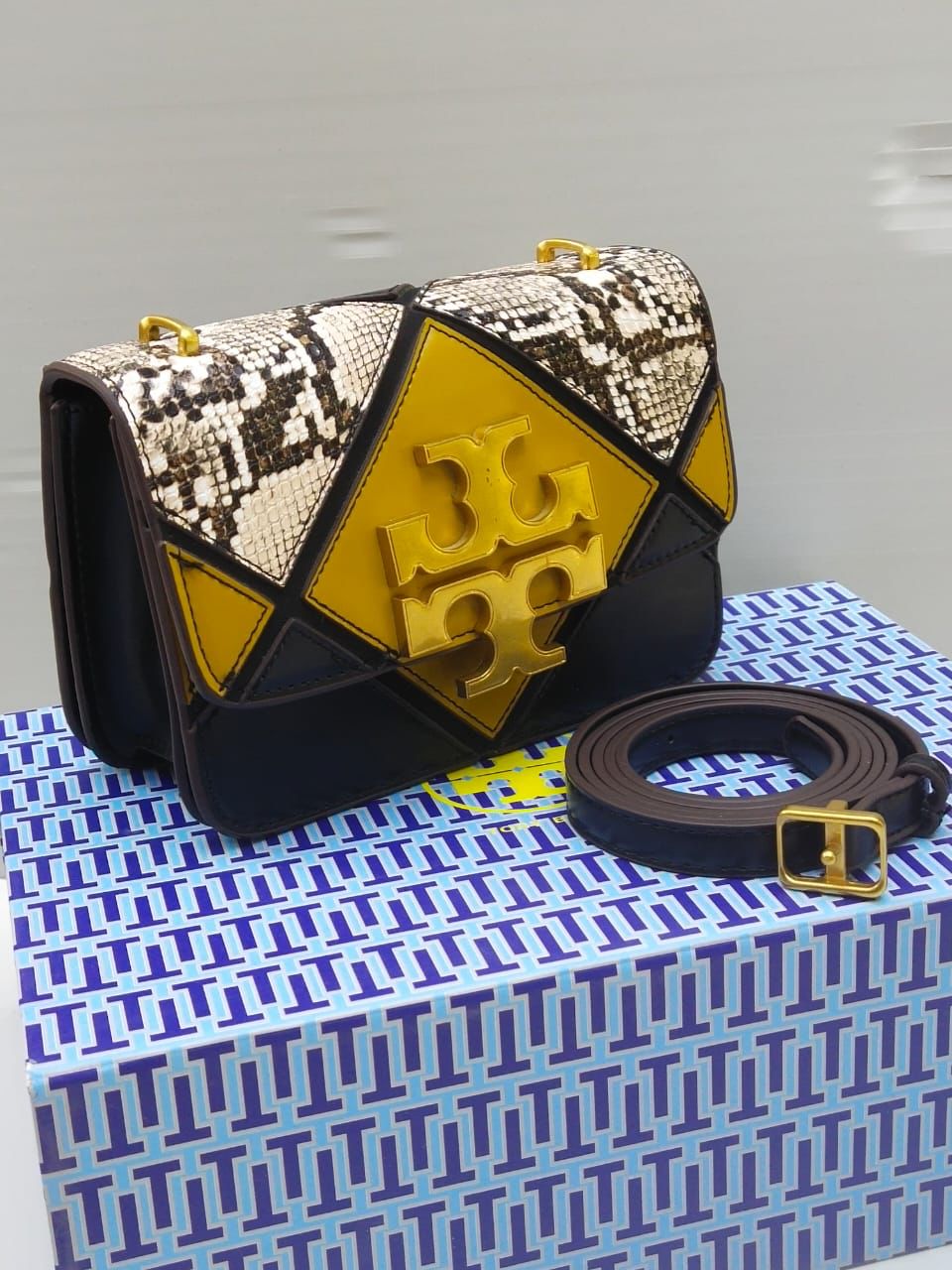 Tory Burch — Women's Spacious Handbag (Master Quality | Logo Detail | Brand Packaging) (Golen Black)