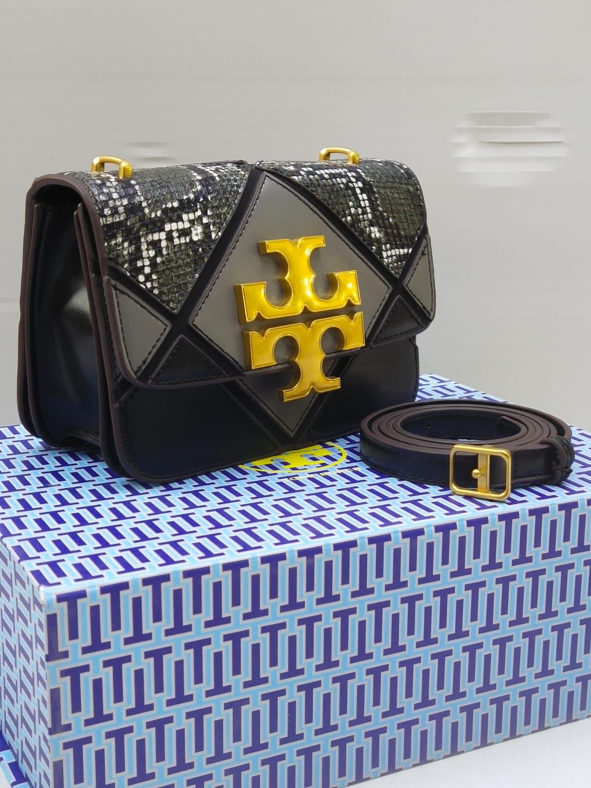Tory Burch — Women's Spacious Handbag (Master Quality | Logo Detail | Brand Packaging) (Silver Black)