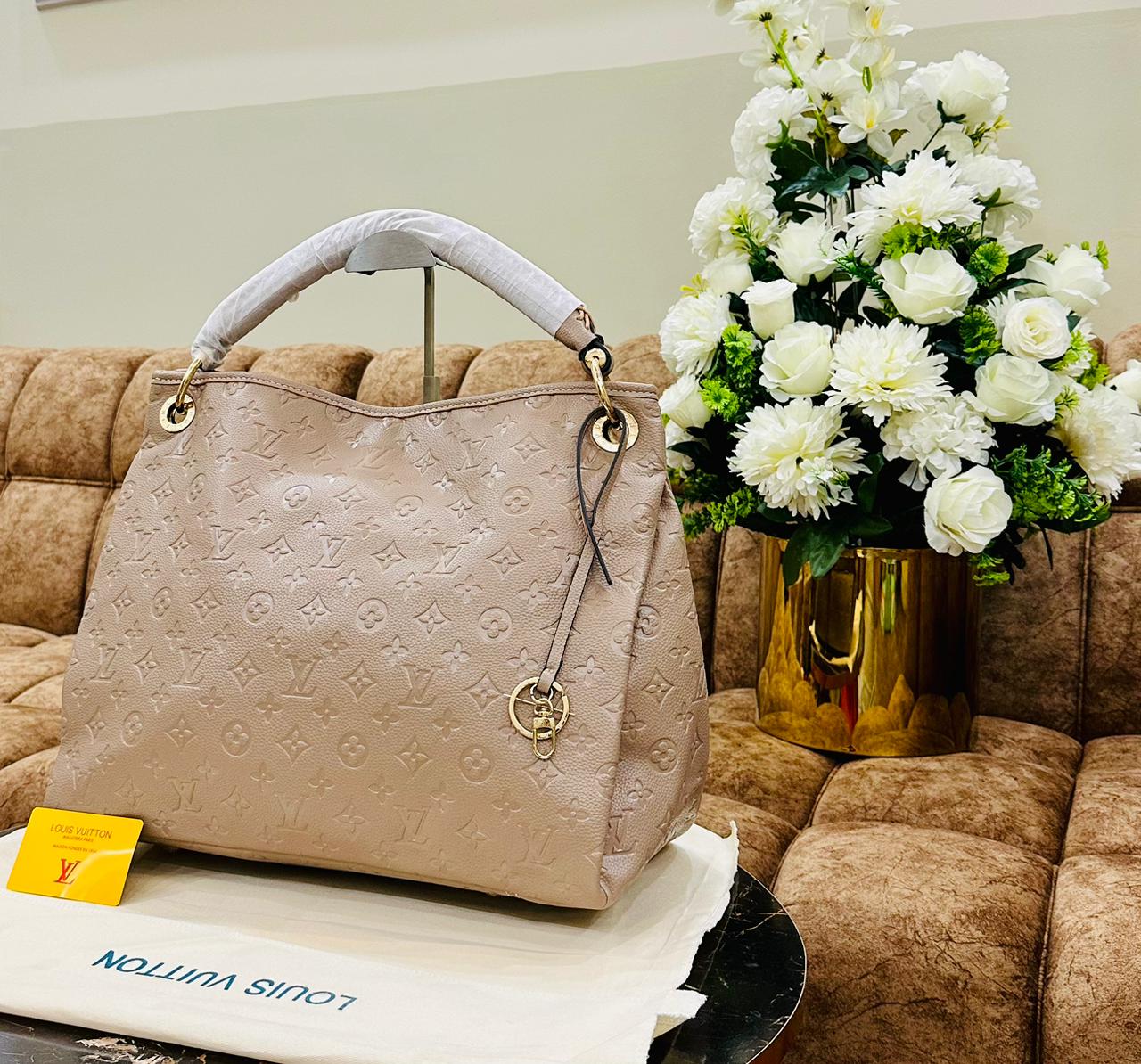 Louis Vuitton — Large Tote Bag (AAA Soft Quality | Dust Bag & Brand Card Included) (Beige)