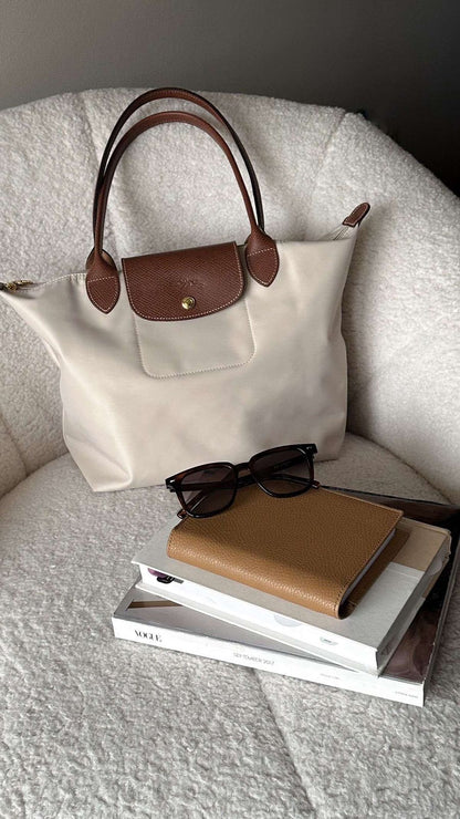 Longchamp Medium Le Pliage Tote – Effortless Parisian Style (White/Brown)