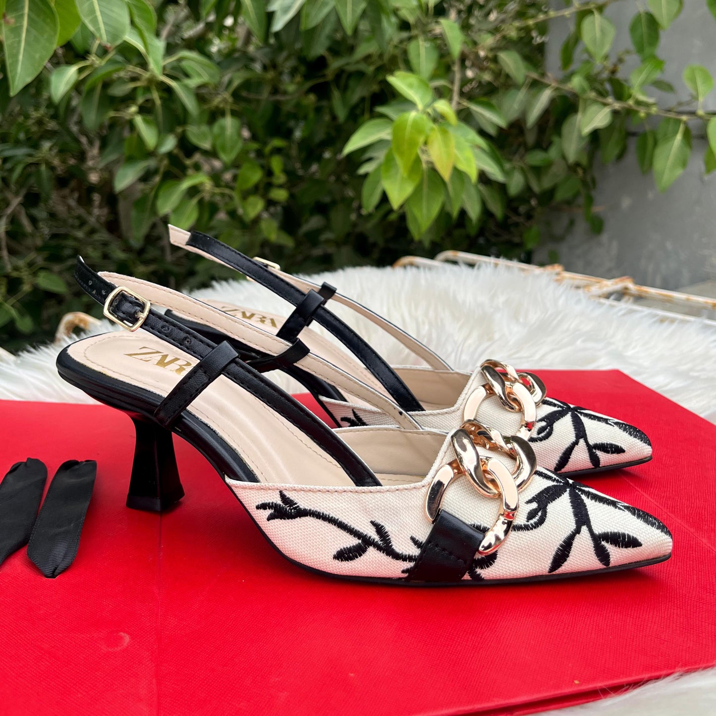 ZARA – Floral Embroidered Chain Decor Pumps (Black/White)