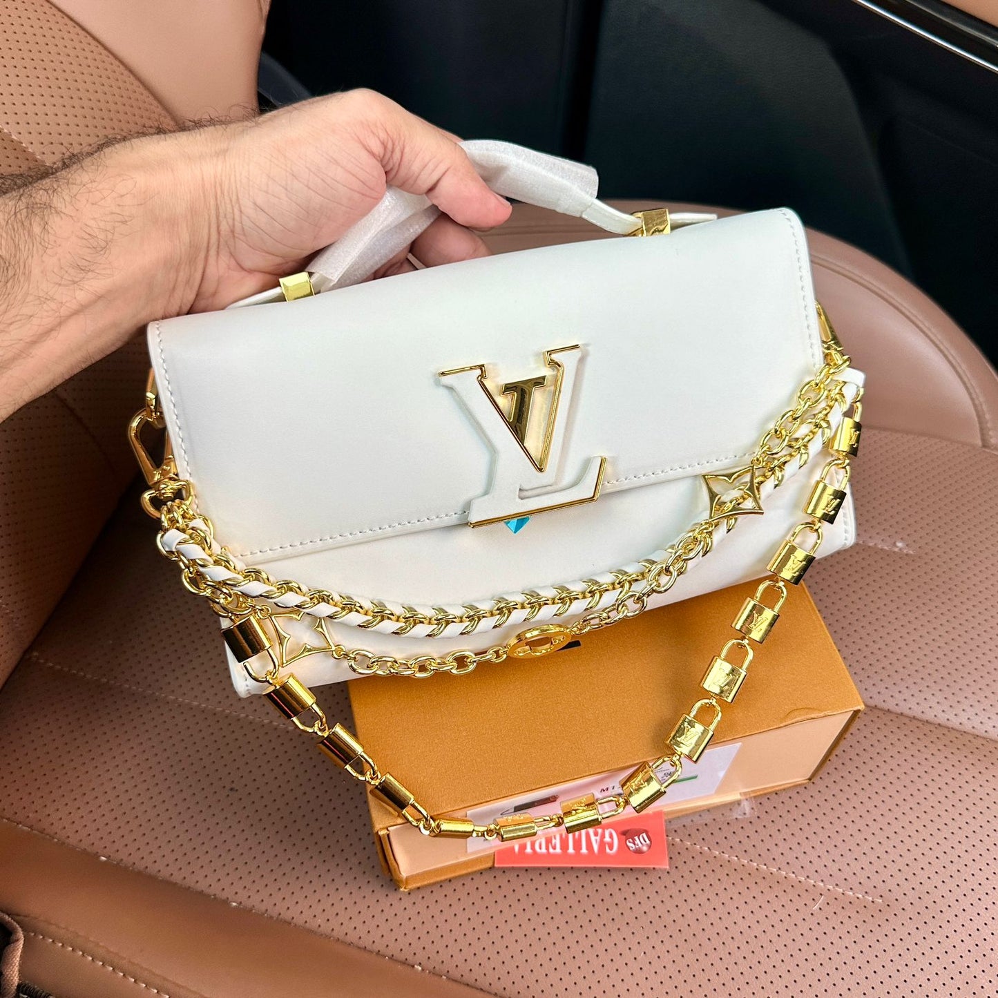 LOUIS VUITTON CAPUCINES – Women Wallet On Chain(White)