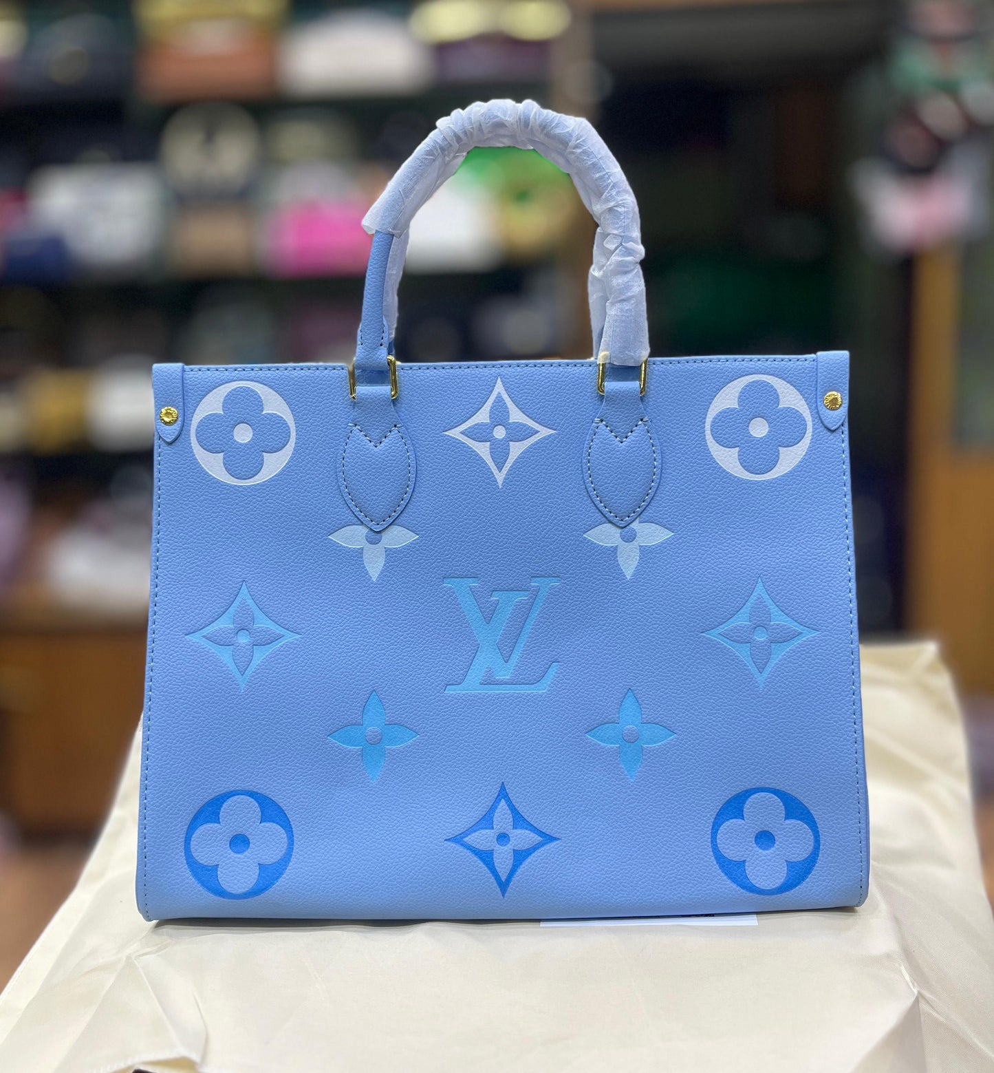 LOUIS VUITTON OnTheGo MM – Women Bag (Monogram Canvas)