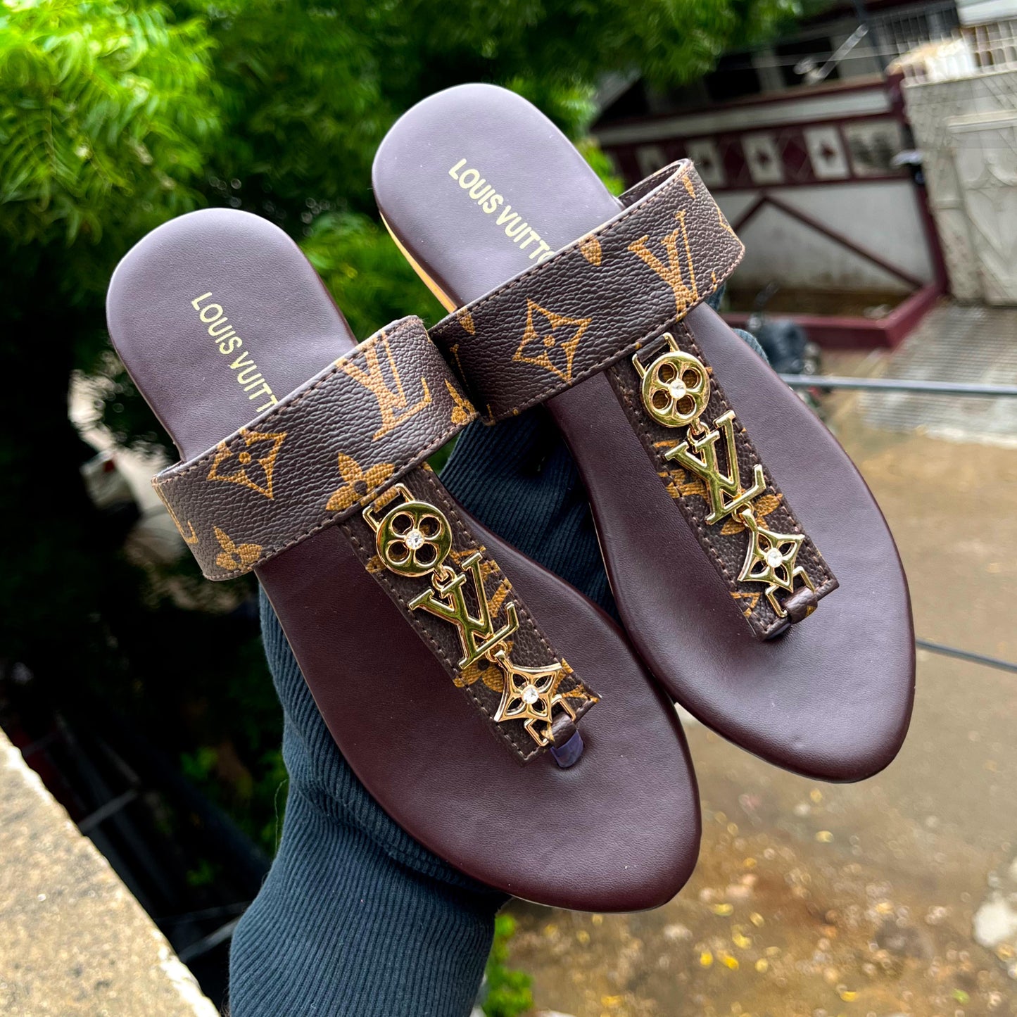 Louis Vuitton Flat Slippers – Premium Comfort & Style (Chocolate)