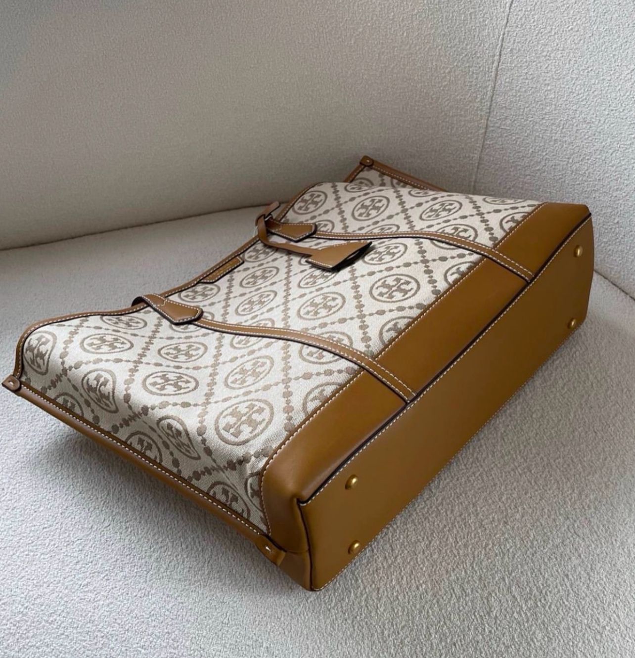 TORY BURCH PERRY T MONOGRAM – Women Tote Bag (Beige Brown)