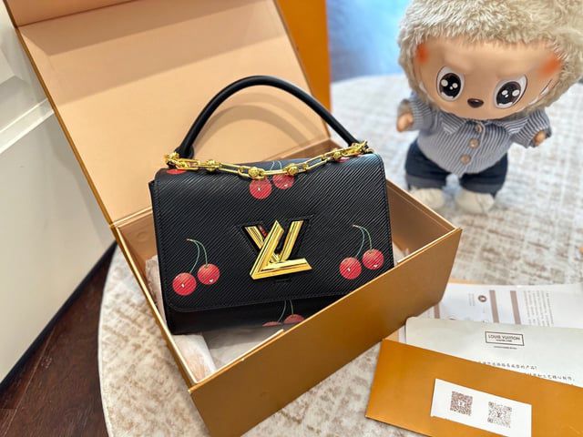 Louis Vuitton x Murakami – LV x TM Twist MM Crossbody Bag (Black)