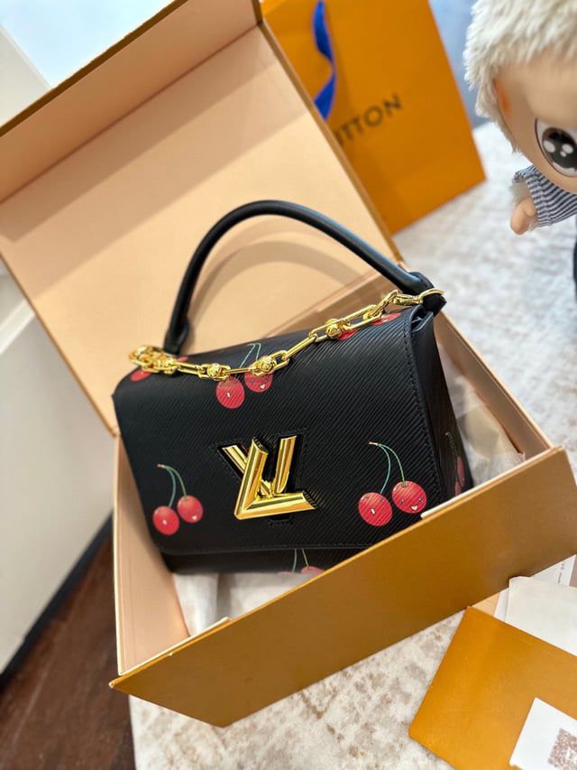 Louis Vuitton x Murakami – LV x TM Twist MM Crossbody Bag (Black)