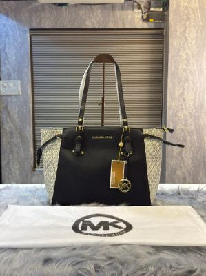 MICHAEL KORS VOYAGER MEDIUM LOGO TOTE – Women Bag (Black & White)