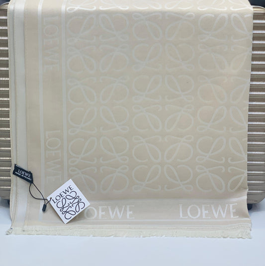 L-O-E-W-E New Design Scarf – Official Model | Cream/White