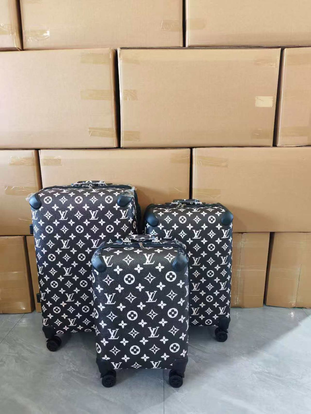 L-O-U-I-S V-U-I-T-T-O-N Branded Trolley Bag Sets – Travel Collection (Design-1)