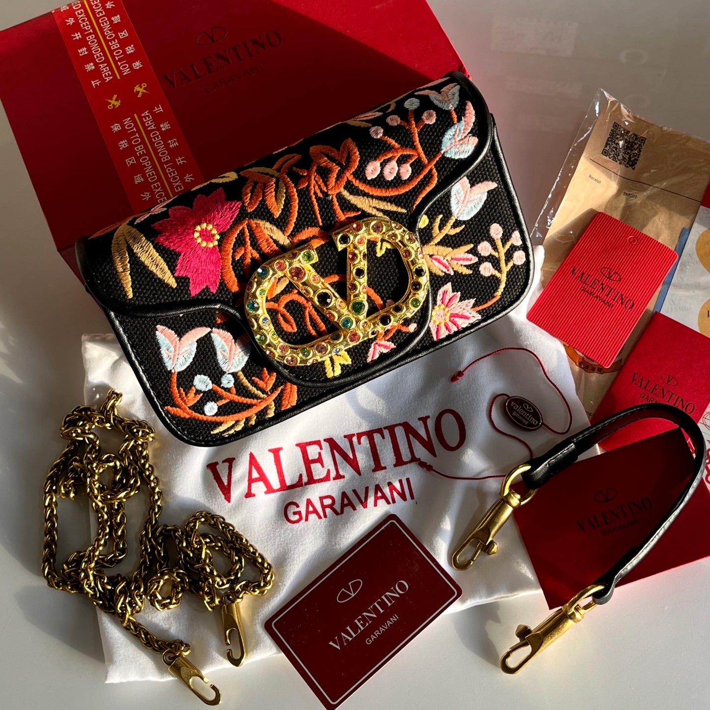 V-A-L-E-N-T-I-N-O G-A-R-A-V-A-N-I Locò Small Jewel VLogo Convertible Women Bag – Super Premium Edition (Black)