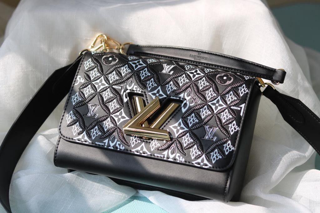 L-O-U-I-S V-U-I-T-T-O-N Crossbody Women Bag – Classic Edition (Black)