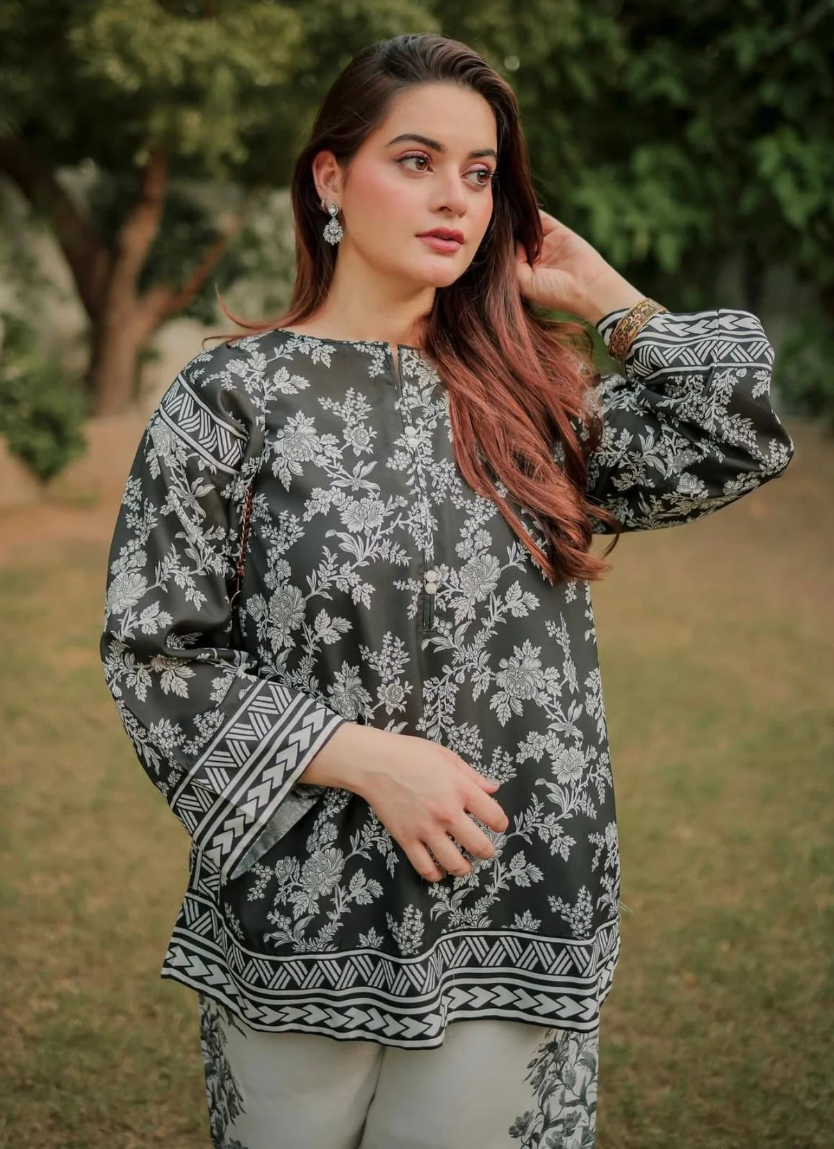 DILRUBA TRENDING ARTICLE 2PC STITCHED (Grey & Black)