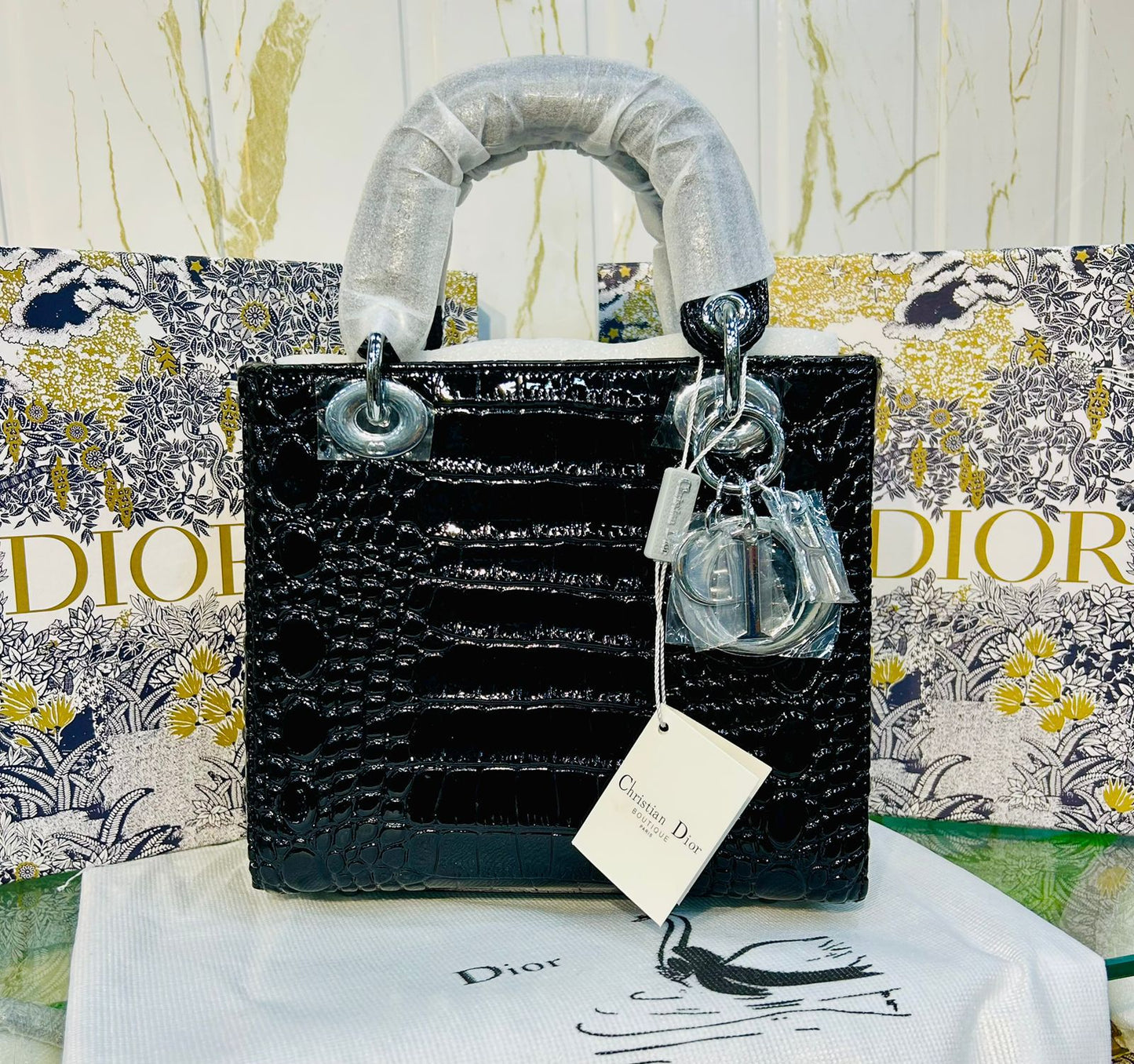DIOR Lady – Signature Elegance in Hand (Black)