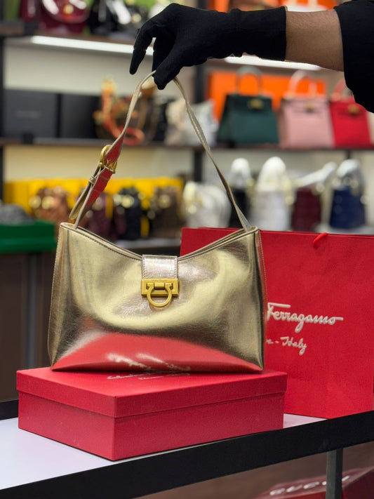 FERRAGAMO TRIFOLIO – Women Bag | Luxury Shoulder Bag with Gancini Clasp (Golden)