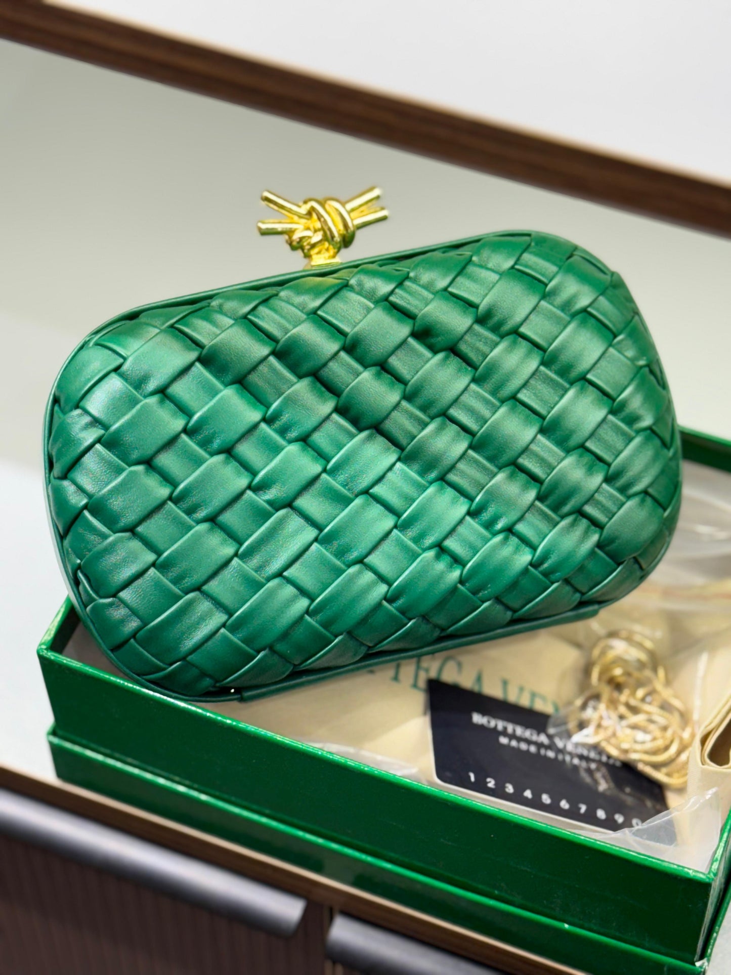 Bottega Veneta Knot Clutch – Premium Quality (Green)