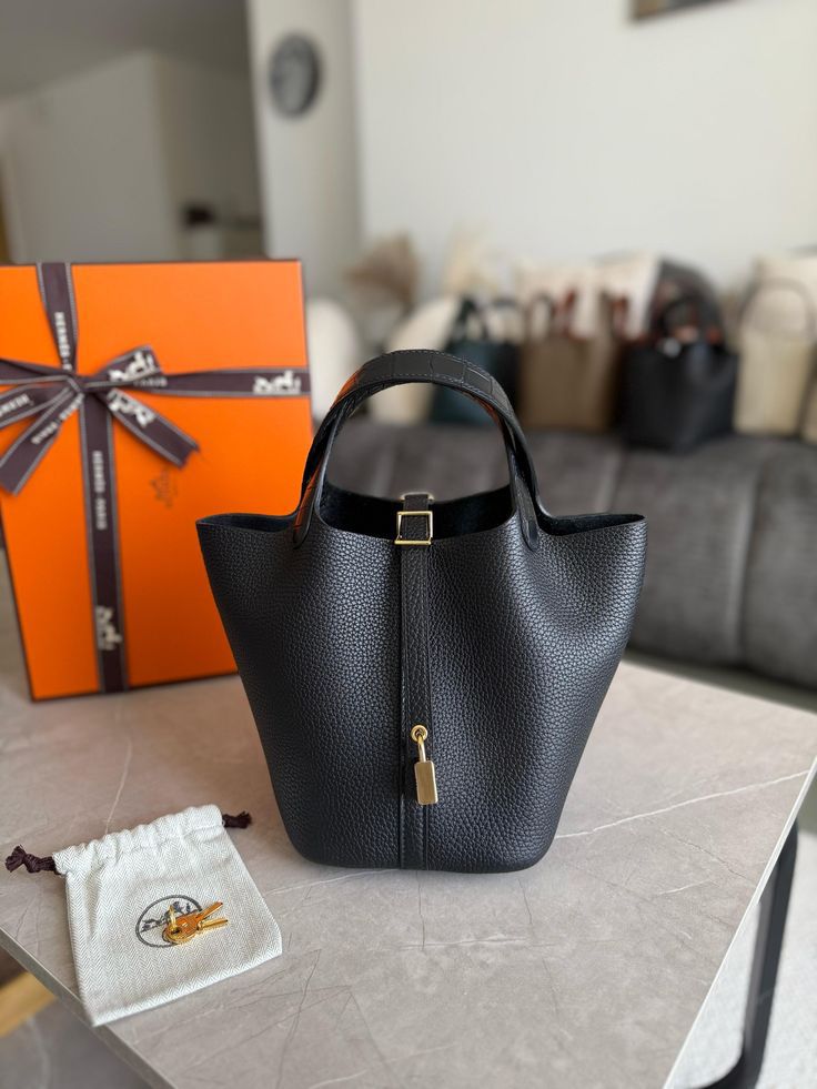 H-E-R-M-È-S Picotin Lock 18 – Iconic Luxe Women Bag (Black)